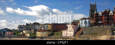 Journée d'été vue sur la promenade et St Peter et St Paul church, Cromer town, North Norfolk Coast, England, UK Banque D'Images