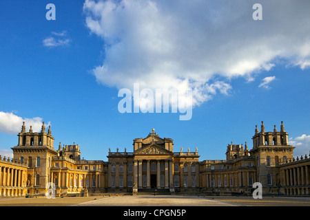 Grande cour du Palais de Blenheim, lieu de naissance de Sir Winston Churchill, Woodstock, Oxfordshire, England, UK, Royaume-Uni, Banque D'Images