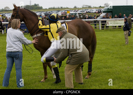 Un jockey leg up avant qu'un steeple Banque D'Images