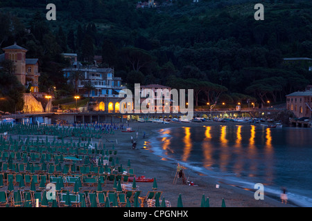 Réfléchir sur la mer des feux dans la lumière du soir de Levanto, Italie. Banque D'Images