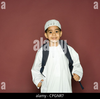 Boy (8-9) pour porter en bandoulière, smiling, portrait Banque D'Images