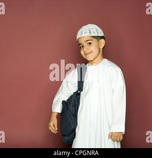 Boy (8-9) pour porter en bandoulière, smiling, portrait Banque D'Images