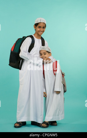 Frères transportant des sacs de l'épaule, smiling, portrait Banque D'Images