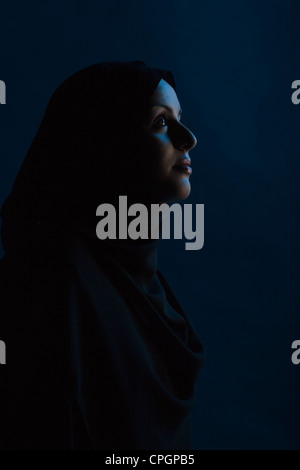 Jeune femme bleu contre-haut Banque D'Images