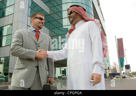 Businessmen shaking hands, smiling Banque D'Images