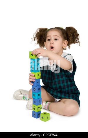 Fille jouant avec des blocs en plastique Banque D'Images