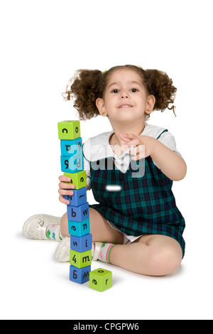 Fille jouant avec des blocs en plastique, portrait Banque D'Images