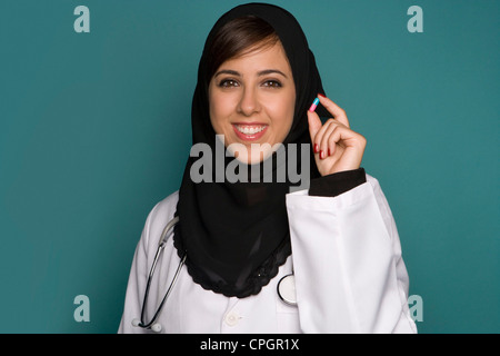 Female doctor holding capsule, portrait Banque D'Images