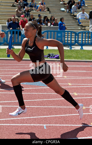 Le sprinteur américain Allyson Felix avec baton dans la main s'exécutant dans une course de relais sur un circuit de champ et rencontrez dans Drake Stadium UCLA Banque D'Images