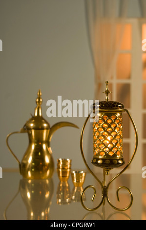 Lanterne avec l'Arabe cafetière & tasses Banque D'Images