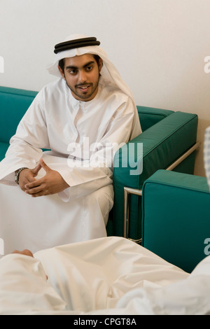Deux hommes d'affaires arabes, de discuter, smiling Banque D'Images