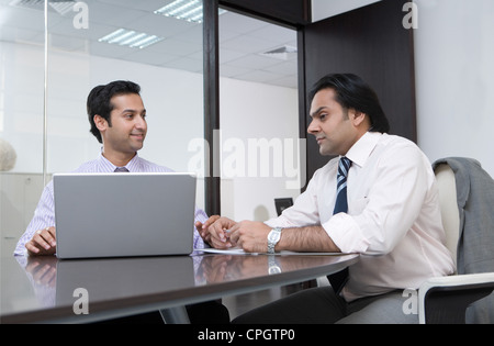Deux hommes d'avoir une réunion Banque D'Images