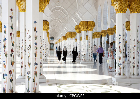 Trois femmes en abaya, marcher dans la mosquée Sheikh Zayed, Abu Dhabi, UAE Banque D'Images