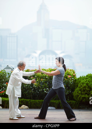 William Ng, un maître de Tai Chi un étudiant enseigne Banque D'Images