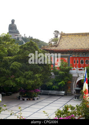 La vue de l'intérieur du monastère de Po Lin sur Ngong Ping, l'île de Lantau. Le Grand Bouddha (Tian Tan Buddha) est visible dans le backg Banque D'Images