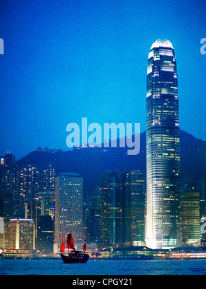 Un ancien style de Hong Kong Junk bateau navigue dans le port de Victoria à Hong Kong la nuit. Banque D'Images