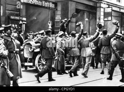 Evénements, Révolution allemande 1918/1919, soldats accueillant des révolutionnaires, Munich, novembre 1918, Allemagne, Bavière, militaire, fin de la monarchie, première Guerre mondiale, première Guerre mondiale, 20e siècle, historique, historique, peuple, 1910, droits supplémentaires-Clearences-non disponible Banque D'Images