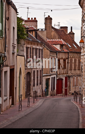 Une vieille rue de l'Auxerre, Bourgogne, France. Banque D'Images