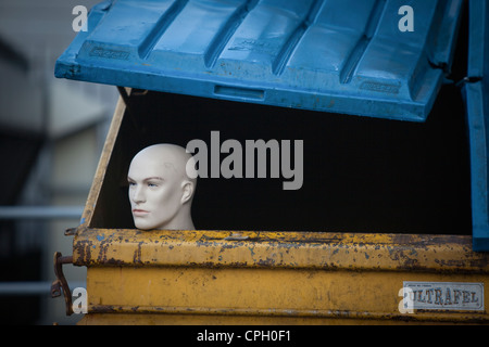 Une tête de mannequins éclater un refuge industriel bin dans le centre-ville de Manchester à l'intérieur du Musée de Mosi Sciences et de l'industrie Banque D'Images