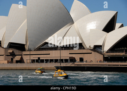 Les taxis de l'eau passant de l'Opéra de Sydney, le port de Sydney, NSW, Australie Banque D'Images