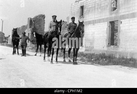 Evénements, première Guerre mondiale / première Guerre mondiale, Western Front 1915 - 1918, officiers d'une unité de pionniers allemands de chemin de fer à cheval à Bignicourt, France, 30.4.1916, 20e siècle, historique, 1910, 10s, armée, militaire, Allemagne, Reich allemand, Empire, uniforme, uniformes, ingénieurs, officier, ruine, ruines, détruit, destruction, chevaux, cheval, chevaux, chevaux, peuples, Clearences-non disponible-droits supplémentaires Banque D'Images