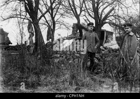 Événements, première Guerre mondiale / première Guerre mondiale, arrière, accident de train dans les Ardennes, France, officiers d'un bataillon de chemin de fer allemand devant un wagon de marchandises naufragé, 30.1.1916 20e siècle, historique, historique, 1910, 10s, armée, militaire, Allemagne, Reich allemand, Empire, ingénieurs, approvisionnement, fournitures, accident, écrasé, front occidental, soldats, transport, transport, transport, Épave, pionniers, wagon, personnes, droits additionnels-Clearences-non disponible Banque D'Images