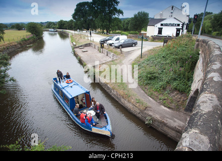 Un voyage d'un jour bleu bateau le long du Canal Leeds Liverpool à l'écluse 29 à Wigan Lancashire Banque D'Images