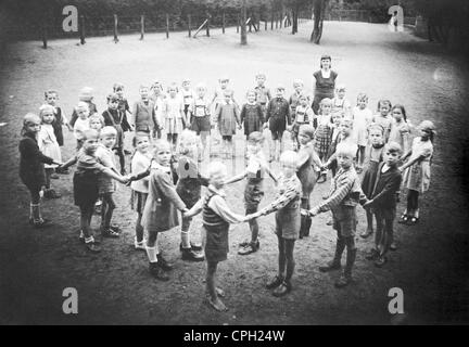 Schmidt, Helmut, 23.12.1918 - 10.11.2015, politicien allemand (SPD), Chancelier fédéral d'Allemagne 16.5.1974 - 1.10.1982, sa femme Hannelore, avec des élèves, 1940, Banque D'Images