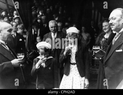 Baudouin I, 7.9.1930 - 31.7.1993, roi des Belges 17.7.1951 - 31.7.1993, avec sa sœur Josephine Charlotte, boire du champagne après une victoire dans la circonscription poney, 1936, Banque D'Images