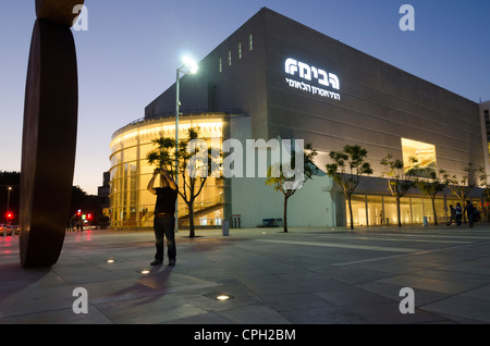 Rénovation bâtiment Habima du Théâtre National au crépuscule le 8 mai 2012 à Tel Aviv, Israël. Banque D'Images