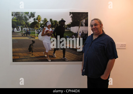 Eyal Ben Dov, professeur d'art israélien, se trouve à côté d'une photographie d'Eddie Gerald décrivant les manifestations sociales à tel Aviv, à l'école de photographie Naggar, également appelée école Musrara dans le quartier de Musrara, à l'ouest de Jérusalem Israël Banque D'Images