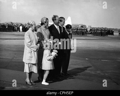 Léopold III, 3.11.1901 - 25.9.1983, roi des Belges 23.2.1934 - 16.7.1951, avec famille à l'aéroport, départ du roi Baudoin, 1950, Banque D'Images