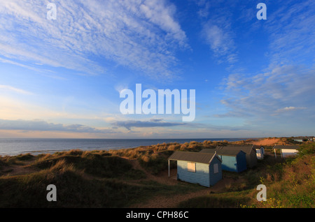 Cabines de plage dans les dunes de sable de Old Hunstanton, Norfolk, Angleterre, Royaume-Uni. Banque D'Images