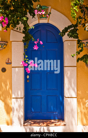 Un portail peint de couleurs vives, dans le village d'Assos, Drakaina, Grèce Banque D'Images