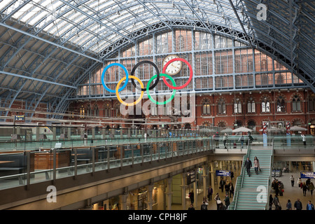 Anneaux olympiques à la gare St Pancras, London, England, UK Banque D'Images