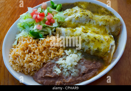 Enchiladas Suizas mexicain avec du riz, haricots frits avec du fromage et salade Banque D'Images
