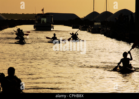 Les gens le canoë dans la lagune de Stagnone. Marsala, Trapani, Sicile, Italie Banque D'Images