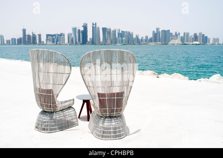 Coin extérieur moderne au waterfront cafe avec vue sur la skyline de Doha au Qatar Banque D'Images