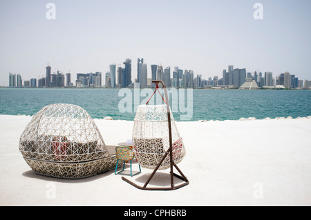 Coin extérieur moderne au waterfront cafe avec vue sur la skyline de Doha en qater Banque D'Images
