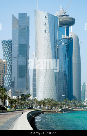 Vue sur les toits de gratte-ciel moderne avec sur la corniche, dans le quartier des affaires de Doha Qatar Banque D'Images