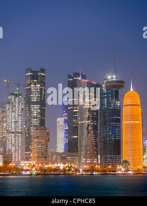 Soir vue sur les gratte-ciel modernes de nuit sur la Corniche au nouveau quartier des affaires de Doha au Qatar Banque D'Images