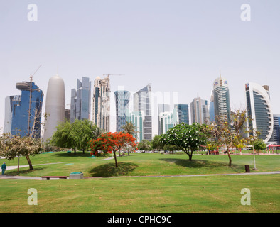 Vue sur les gratte-ciel modernes sur la Corniche au nouveau quartier des affaires de Doha au Qatar Banque D'Images
