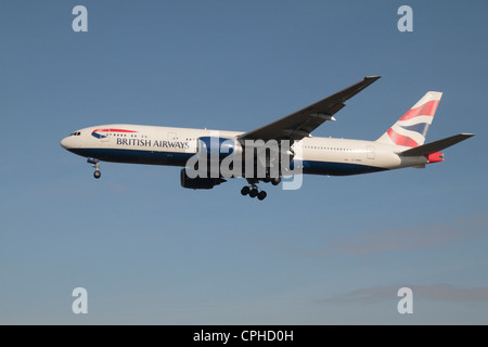 Un Boeing 777-236 de British Airways(ER) (G-YMML) sur le point d'atterrir à l'aéroport de Heathrow, Londres, Royaume-Uni. Banque D'Images