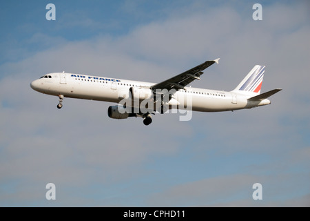 Un Airbus A321-212 d'Air France sur le point d'atterrir à l'aéroport de Heathrow, Londres, Royaume-Uni. Banque D'Images