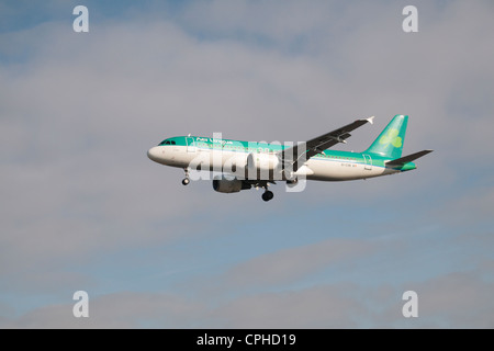 Un Aer Lingus Airbus A320-214 sur le point d'atterrir à l'aéroport de Heathrow, Londres, Royaume-Uni. Banque D'Images