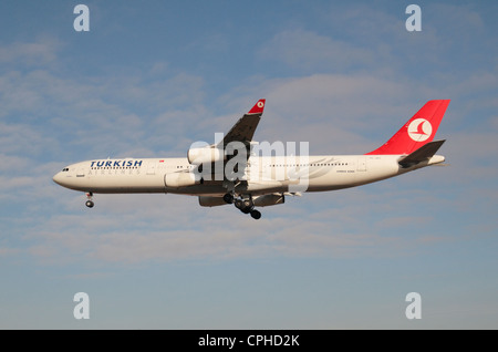 Un Turkish Airlines Airbus A340-311 (TC-JDJ ) à propos d'atterrir à l'aéroport de Heathrow, Londres, Royaume-Uni. Banque D'Images