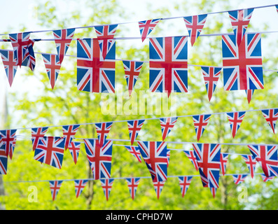 Union Jack flag bunting en face du soleil, arbres Banque D'Images