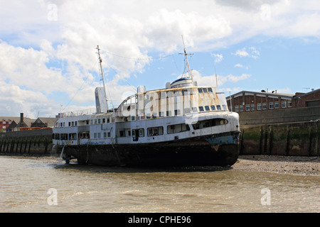 Vieux ferry Mersey Iris mouillage près du Royal Thames Barrier pier à Woolwich London England UK Banque D'Images