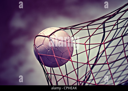 Image symbolique pour le but avec un ballon de soccer dans net Banque D'Images