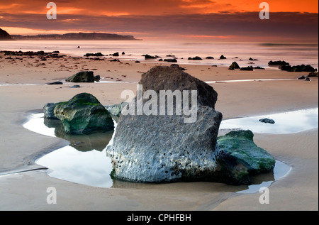 Berria beach au coucher du soleil. Santoña, Cantabrie, Espagne. Banque D'Images